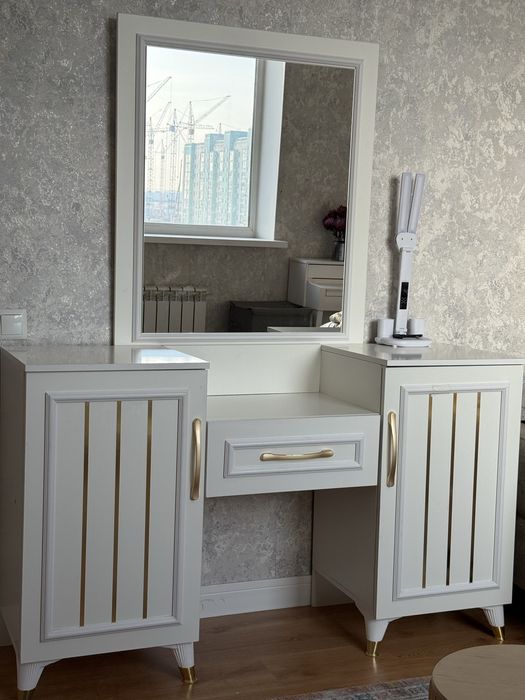 Туалетный столик/тумба с зеркалом