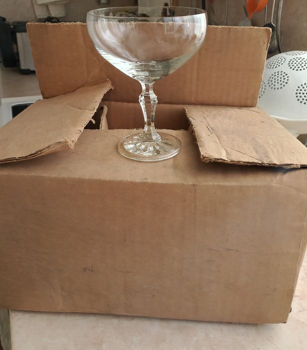 Различни видове стари-ретро вази,чаши