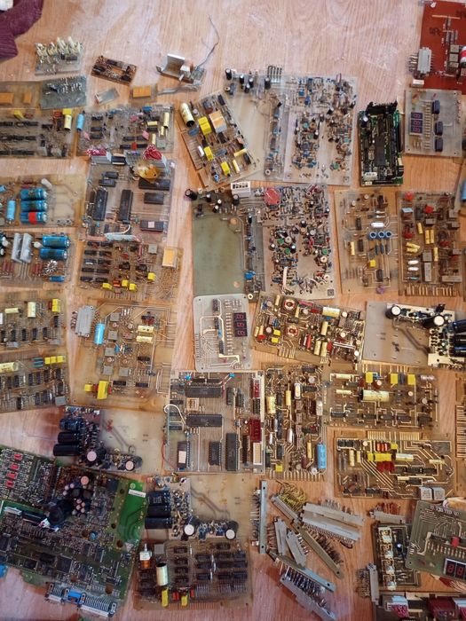 Стара ретро електроника за части или за рециклиране