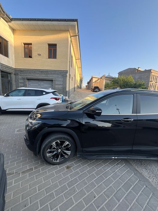 Tracker 2 premier 2023 qora