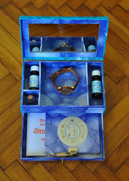 Ceas Quartz cu curea de piele in caseta cu accesorii