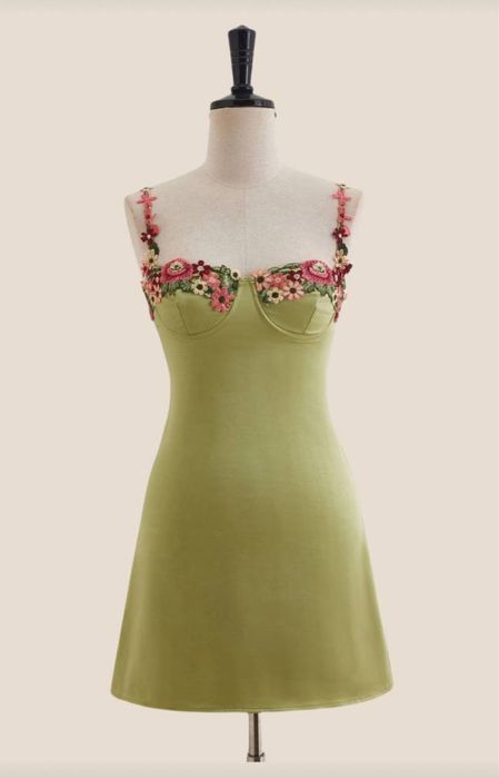 Платье новое с цветочной вышивкой