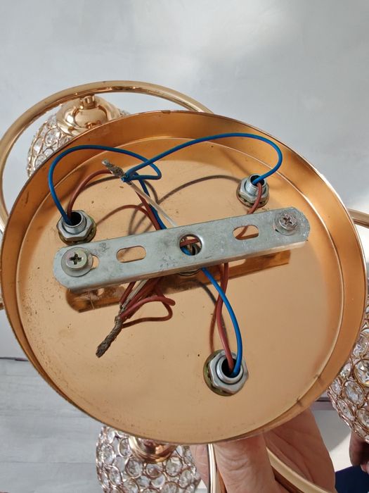 Продам потолочную люстру