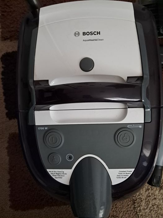 Vând aspirator Bosch AquaWash&Clean 1700W