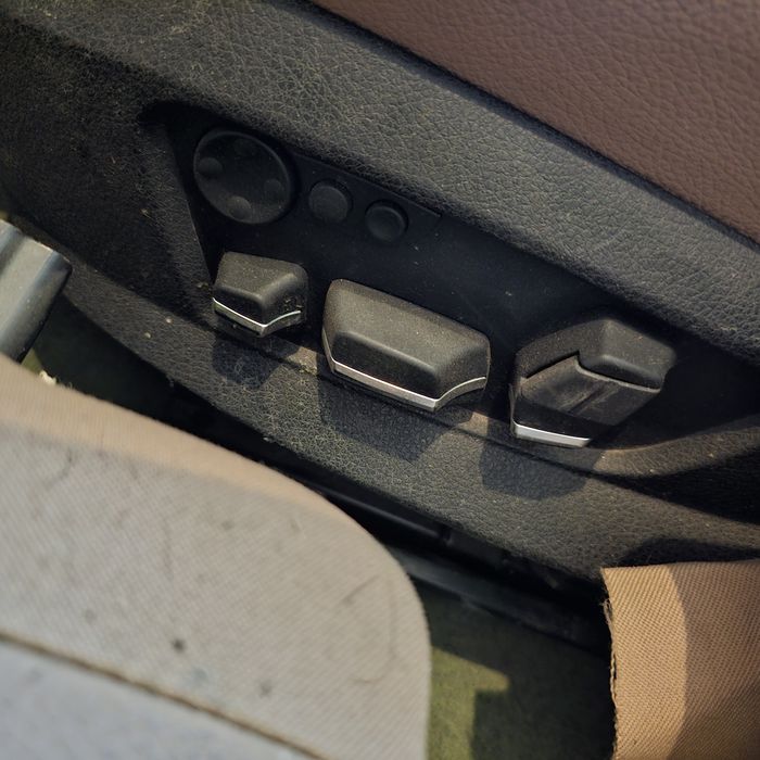 BMW F01 Кожен салон в добро същоияние и работещ Ел и дисплеи 1000лв с