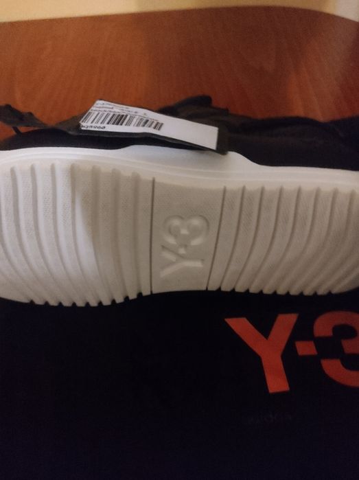 Продавам чисто нови оригинални маратонки  с етикетите Адидас