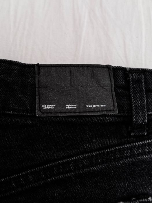 Черни дънкови къси гащи по тялото BERSHKA