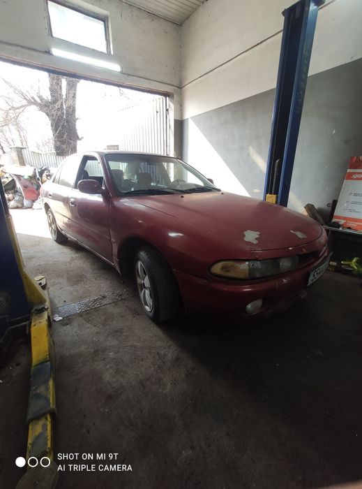 Митсубиси Галант на полном ходу