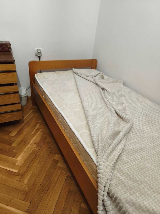 Продава се гардероб, библиотеки и легла