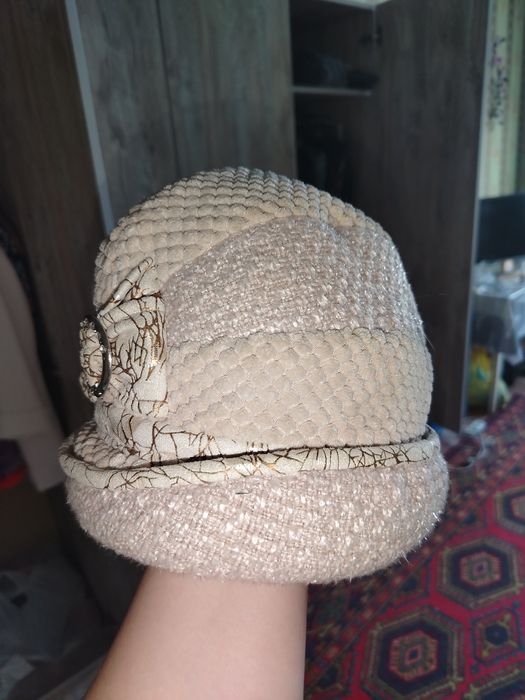 Женскую шапку форму держит