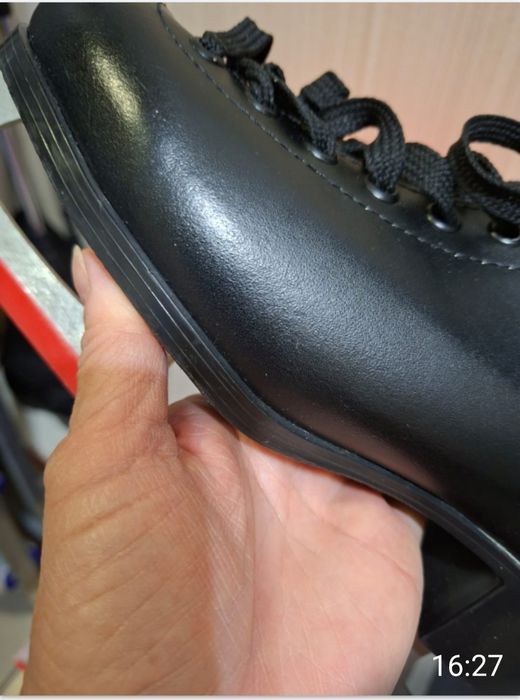 Продам  полупрофессиональные фигурные коньки Botas Dagmar