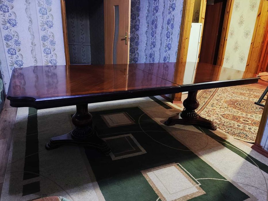 Добротный стол для зала