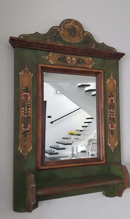 Oglindă veche cu ramă din lemn masiv