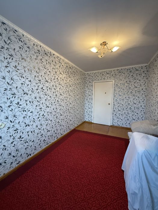 Продам 2 комн квартиру район школьник