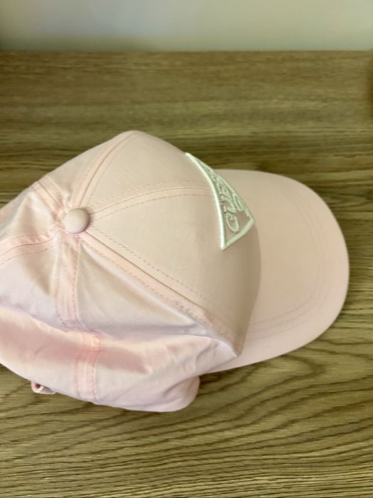 Дамска шапка Guess