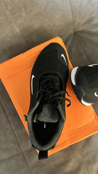 Продам кроссовки Nike 43 размер