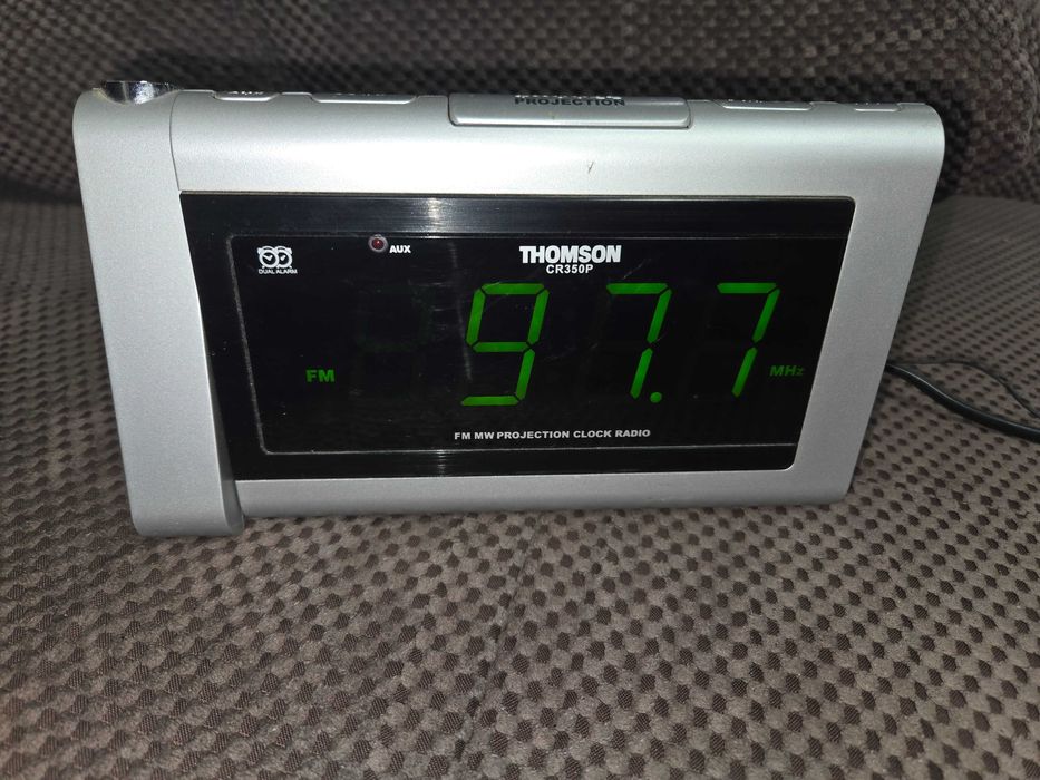 Радио часовник с прекция на тавана