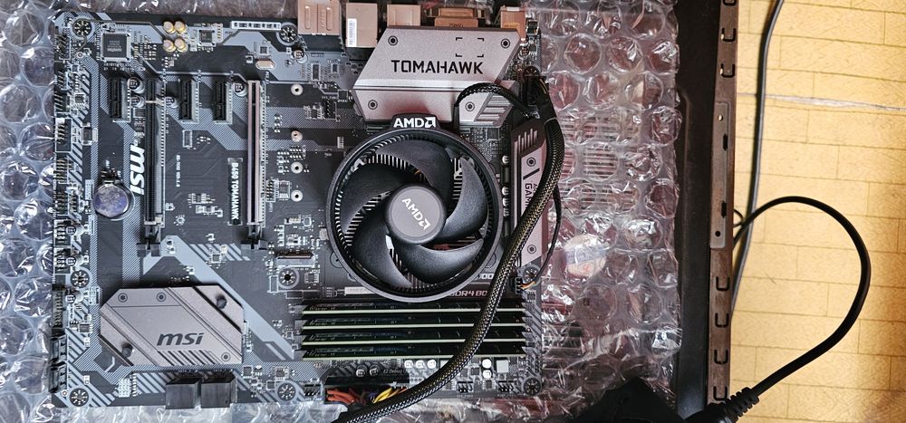 KIT Gaming Ryzen 5 1600 + 	 Placa de baza MSI B450 TOMAHAWK