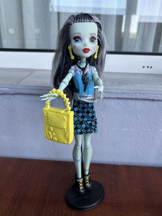 Papusa monsterhigh Frankie Stein  cu stand