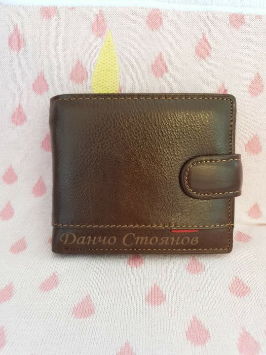 Дамски или мъжки гравирано портфейли. Естествена кожа