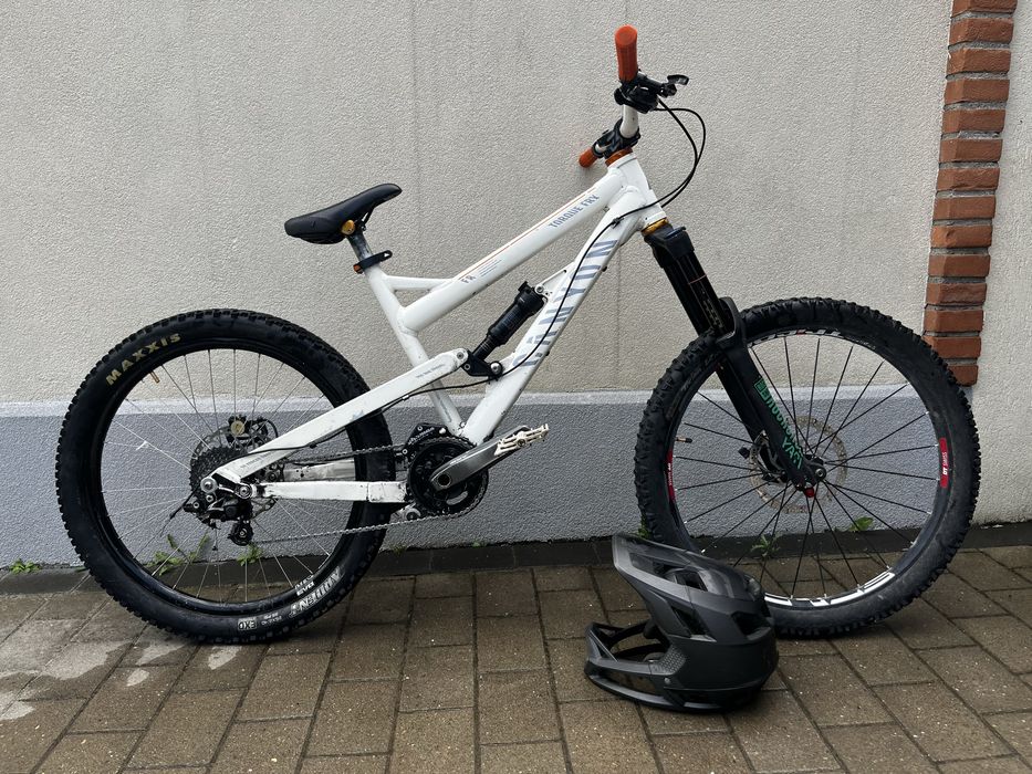 Vand full suspension downhill enduro Canyon Torque FRX