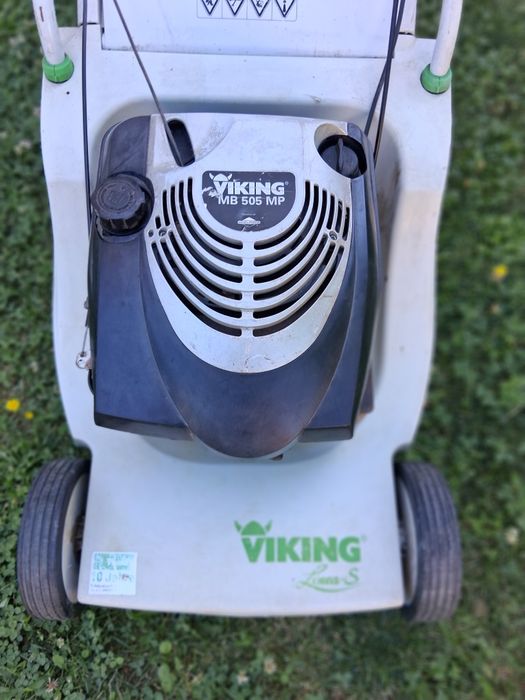 Vând mașină de tuns gazon pe benzină Viking.