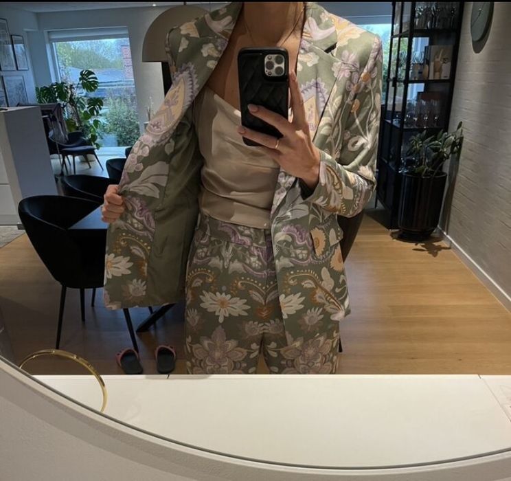 Сатениран дамски костюм, сако и панталон