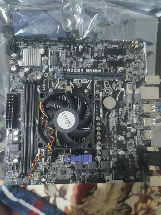 Placă de bază Nouă! și o sursă Nouă!