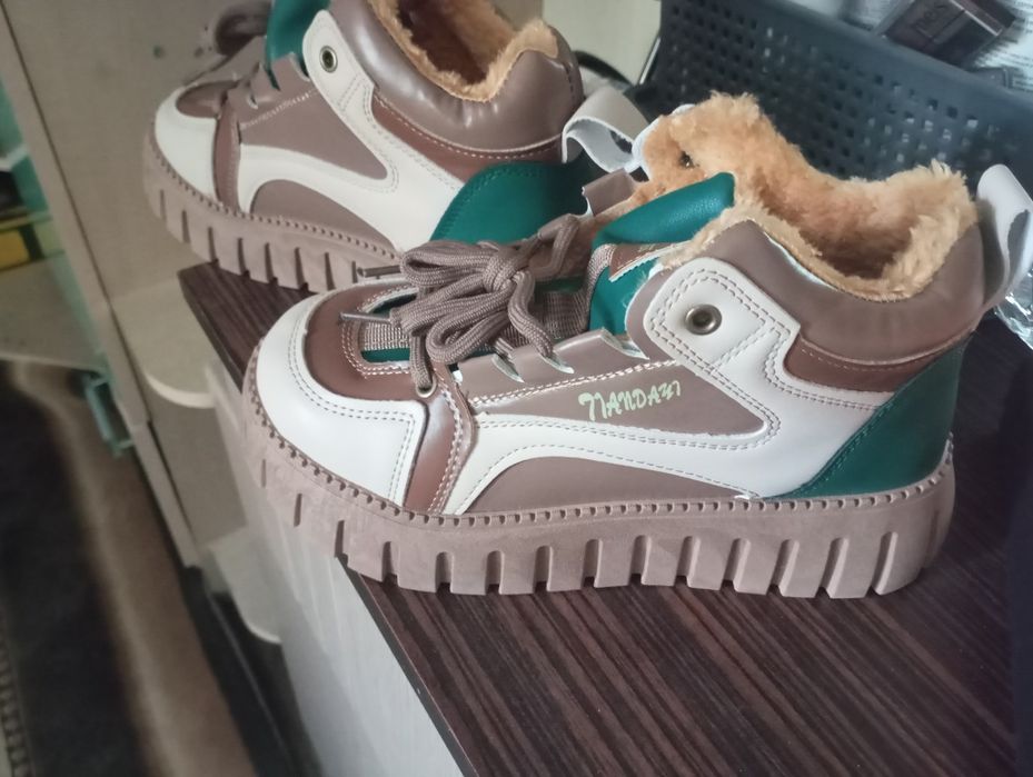 Продаются новые зимние ботинки