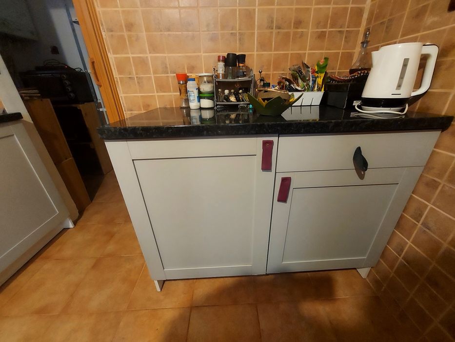 Mobila bucatarie cu blat si plita pe gaz Indesit