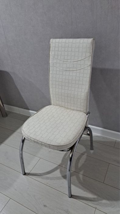 Продам кухонный стол со стульями