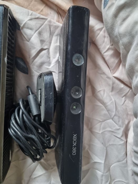 Vând Xbox 360 Slim + Kinect + 4 controllere + 12 jocuri – pachet complet