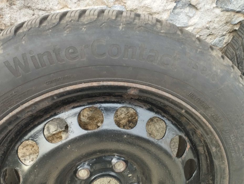 Зимни гуми 205 55 16 Continental -2бр. 23/22 и Nokian-2бр. 26/21