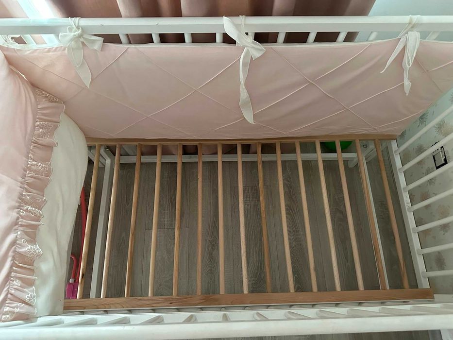 Pătuț bebe din lemn alb 125x70 cm, legănare, laterală mobilă + accesorii