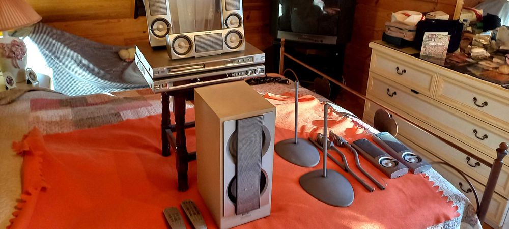 Продавам неползвани Филипс  тюнер/усилвател LX700 и DVD плейър DVD728