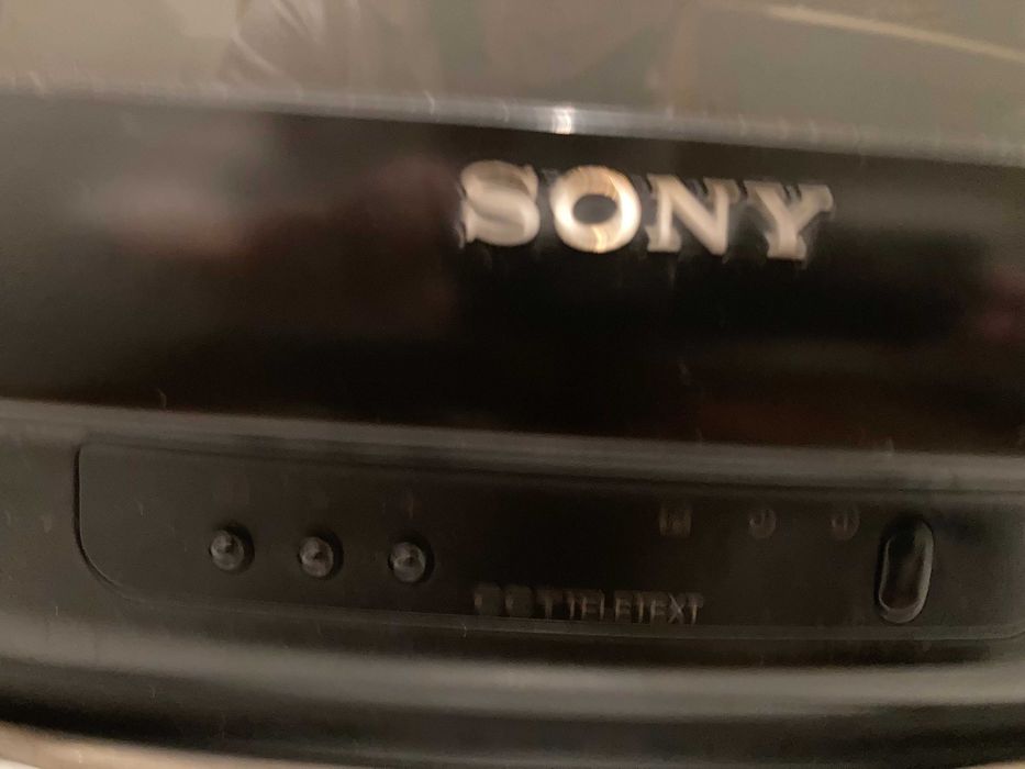 Два телевизора: SONY, HITACHI