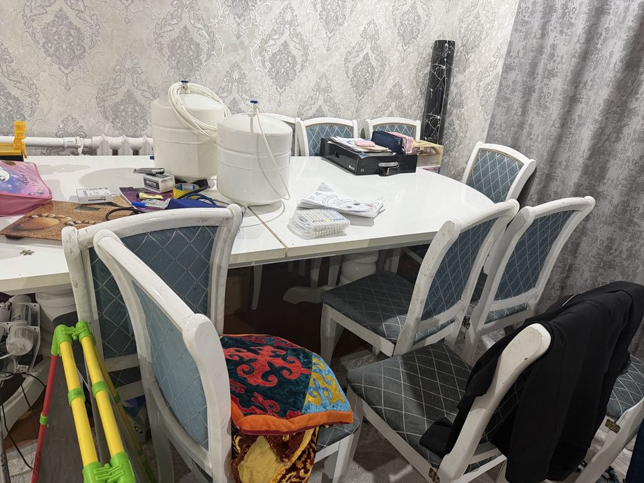 Продам 2 стола со стульями для дома