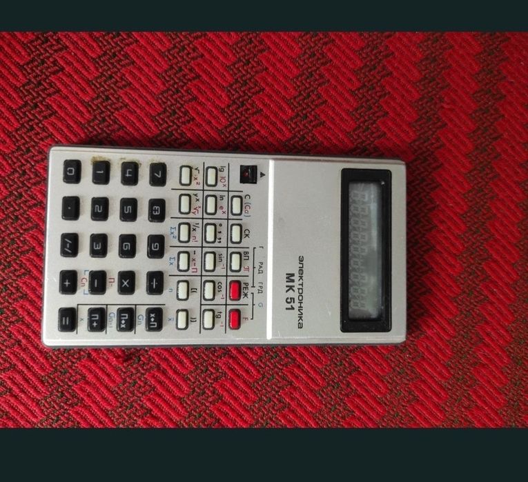 Calculator cu celulă fotovoltaică și riglă de măsurat