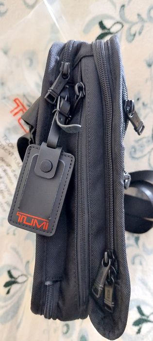 Продам сумку через  плечо tumi