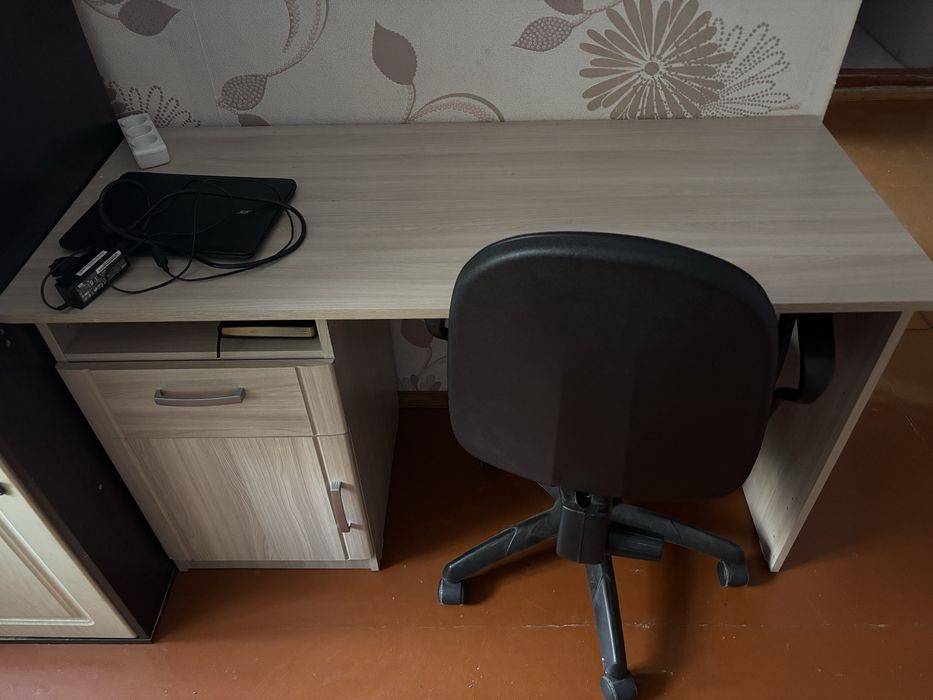 Стол вместе со стулом