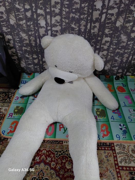 Большой плюшевый медведь