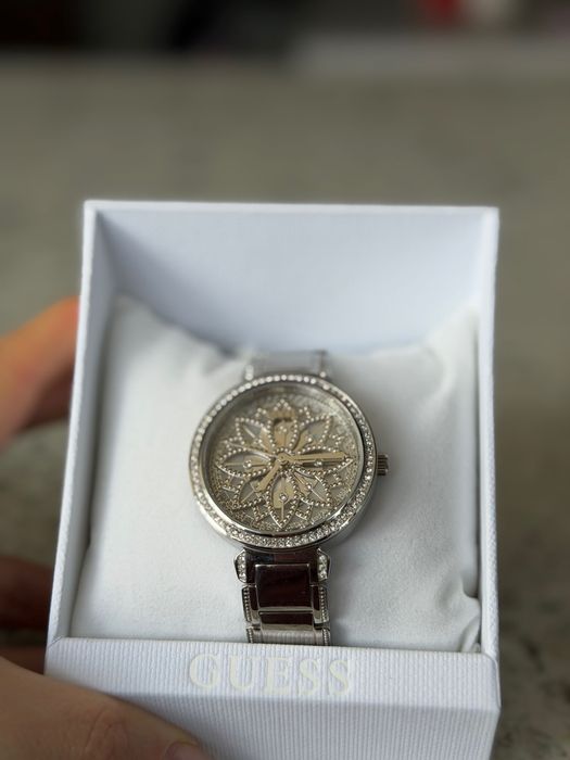 Чисто нов дамски часовник GUESS GW0528L1 с кристали и кутия