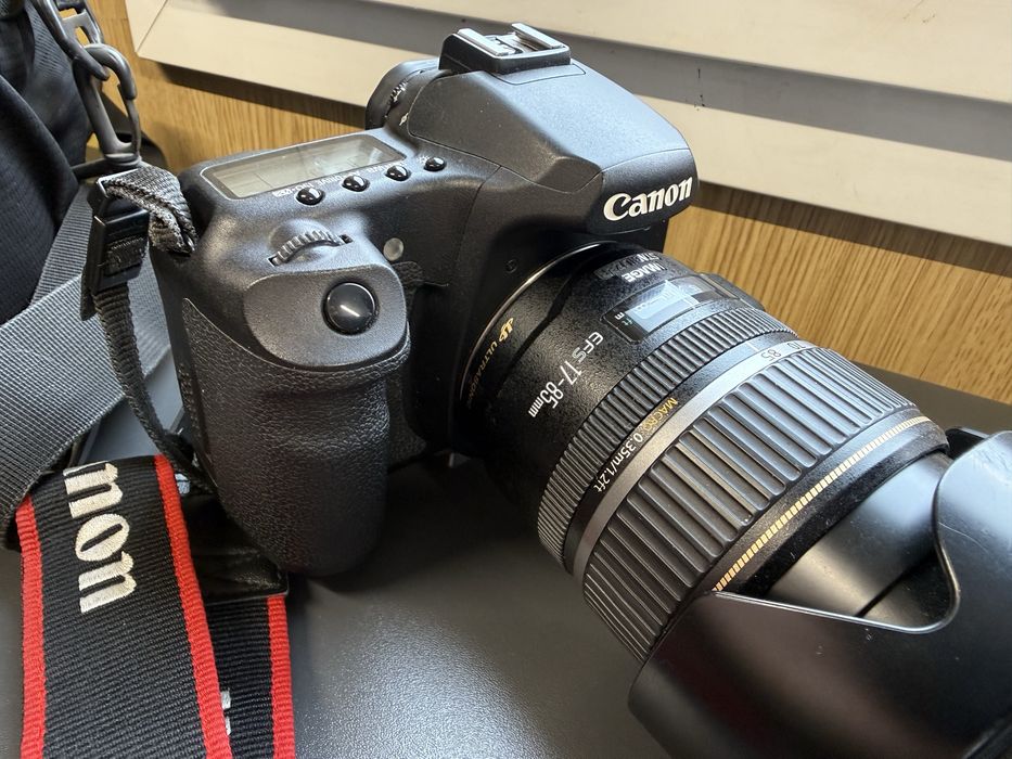 Продавам фотоапарат Canon 50D с обеквтив 17-58мм