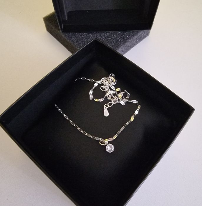 Lănțișor din argint 925 cu cristal strălucitor.