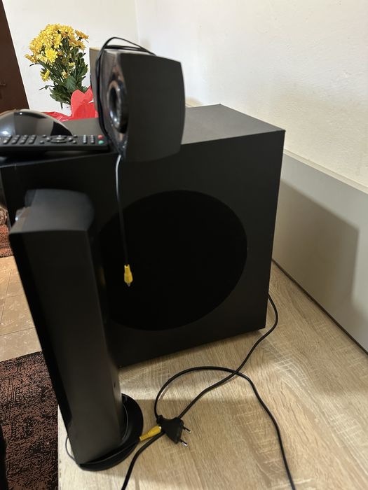 Vând sistem audio Akai SS028A-3208C, 3.1, bluetooth, radio FM negru