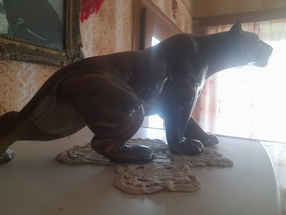 Bibelou de porțelan în formă de panteră