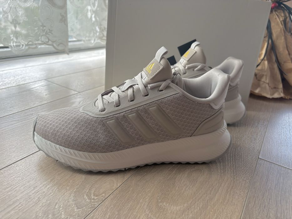 Маратонки Adidas бежови