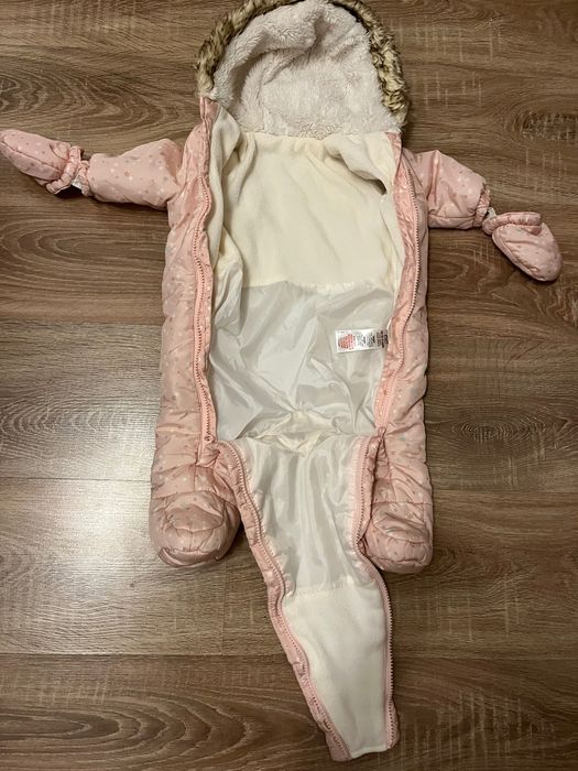 Combinezon roz cu botoșei integrați pana la 3 luni