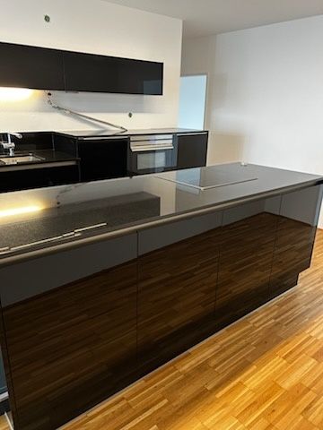 Mobila bucătărie cu insulă blat granit