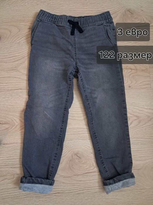 Детски дрешки с подарък играчка.